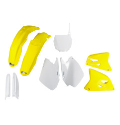 UFO KOMPLET PLASTIKÓW (FULL KIT) Z OSŁONAMI TELESKOPÓW (AMORTYZATORÓW) SUZUKI RM 125 / 250 '06-'24 KOLOR OEM ( BIAŁY / ŻÓŁTY )