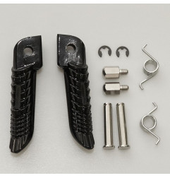 BIKETEC PARTS ZESTAW PODNÓŻKÓW (PODNÓŻKI) KIEROWCY KOMPLETNY Z MOCOWANIAMI SUZUKI GSXR 600/750/1000 '01-12 KOLOR CZARNY