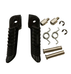 BIKETEC PARTS ZESTAW PODNÓŻKÓW (PODNÓŻKI) KIEROWCY KOMPLETNY Z MOCOWANIAMI SUZUKI GSXR 600/750/1000 '01-12 KOLOR CZARNY